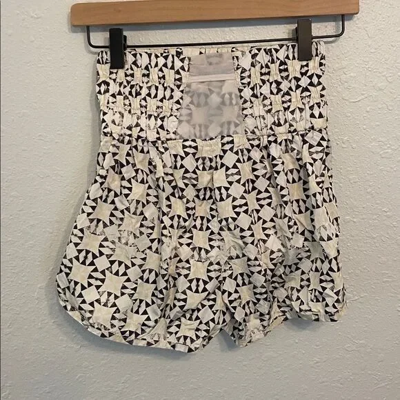 Free People Movement White & Black Geometric The Way Home Printed Shorts Sz S - Picture 2 of 6